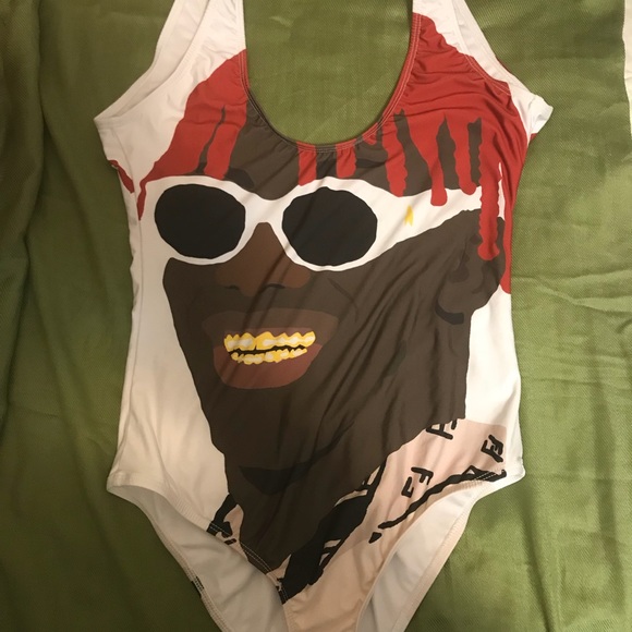 Bathing suit size large - Picture 3 of 7